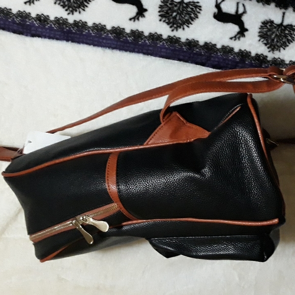 Medium sized faux leather backpack. No brand name - Picture 4 of 8